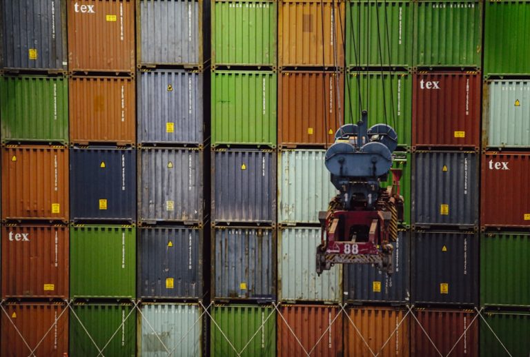 ABD Kanada ticaret gerilimi için temsili konteyner ve liman görseli