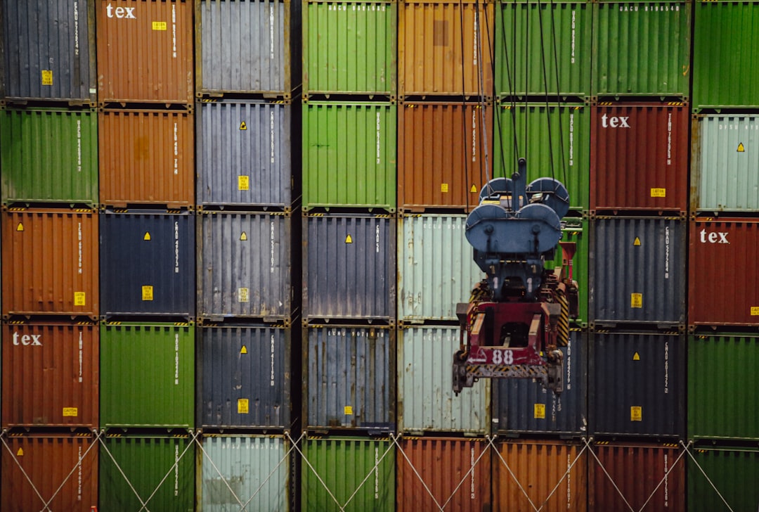 ABD Kanada ticaret gerilimi için temsili konteyner ve liman görseli