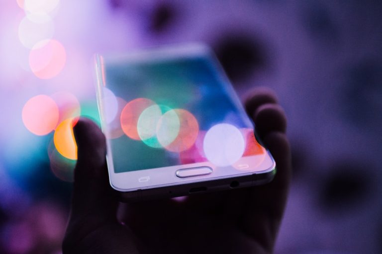Akıllı telefon ve yapay zekâ teknolojisi — Temsili görsel, Fotoğraf: Rodion Kutsaiev / Unsplash
