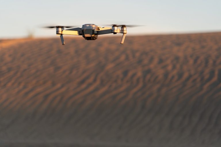 Çöl üzerinde drone — Fotoğraf: Dan Meyers / Unsplash