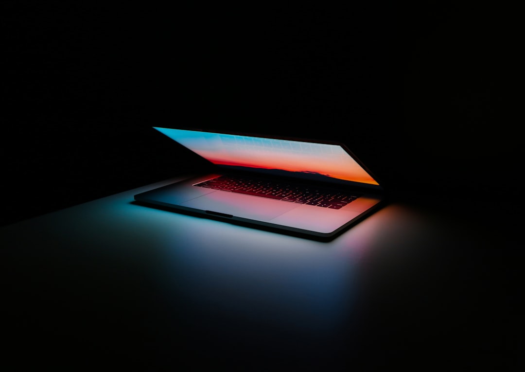 Dijital haber masası ve dizüstü bilgisayar — Fotoğraf: Ales Nesetril / Unsplash