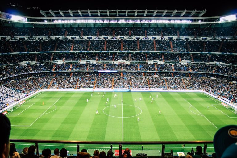 FIFA yönetim krizi haberi için temsili futbol stadyumu görseli