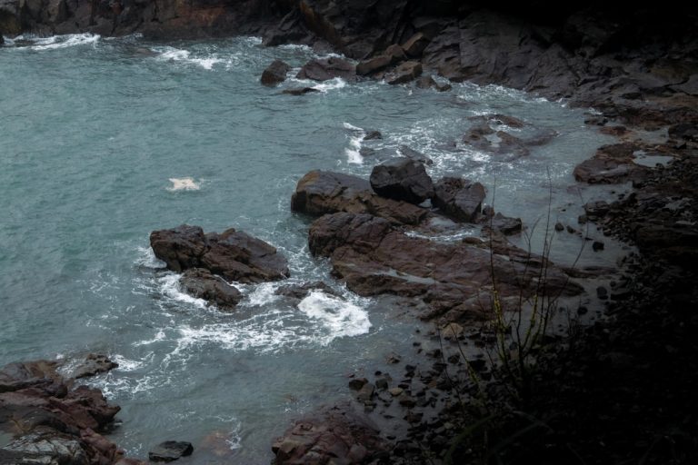 Fırtınalı kıyı ve deniz — Fotoğraf: Xuedi Liu / Unsplash
