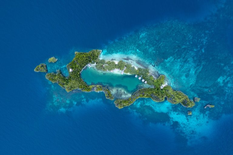 Güney Çin Denizi'ndeki ada ve resif yapılaşmasını temsil eden havadan ada görünümü — Fotoğraf: Ernests Vaga / Unsplash