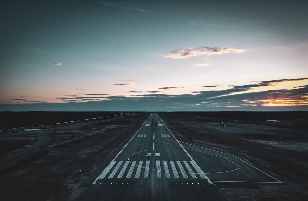 Havaalanı pisti — Temsili görsel, Fotoğraf: Niklas Jonasson / Unsplash