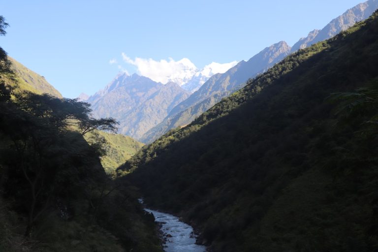Nepal ve Himalaya bölgesindeki sel haberi için temsili dağ vadisi ve nehir görseli — Fotoğraf: Holy Mountain Treks / Unsplash
