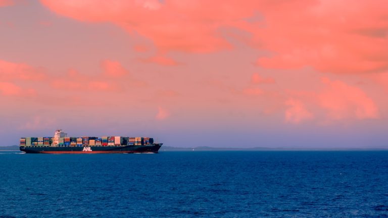 Hürmüz Boğazı ve enerji taşımacılığı risklerini temsil eden denizde yük gemisi — Fotoğraf: Anastasios Antoniadis / Unsplash