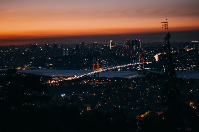Fenerbahçe ve Avrupa futbolu haberi için temsili İstanbul gece görseli — Fotoğraf: Fatmanur Şimşek / Unsplash