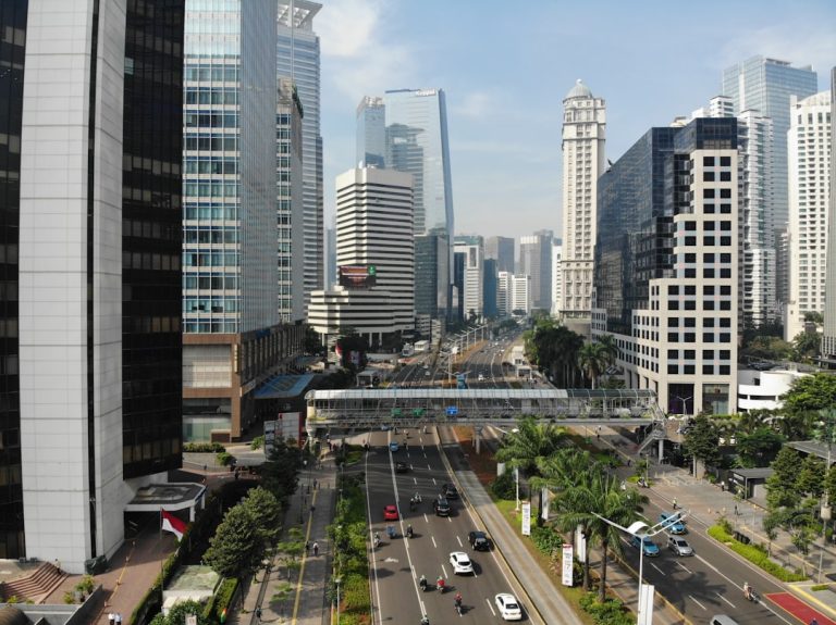 Endonezya ve Jakarta protesto haberleri için temsili kent ve trafik görseli — Fotoğraf: Afif Ramdhasuma / Unsplash
