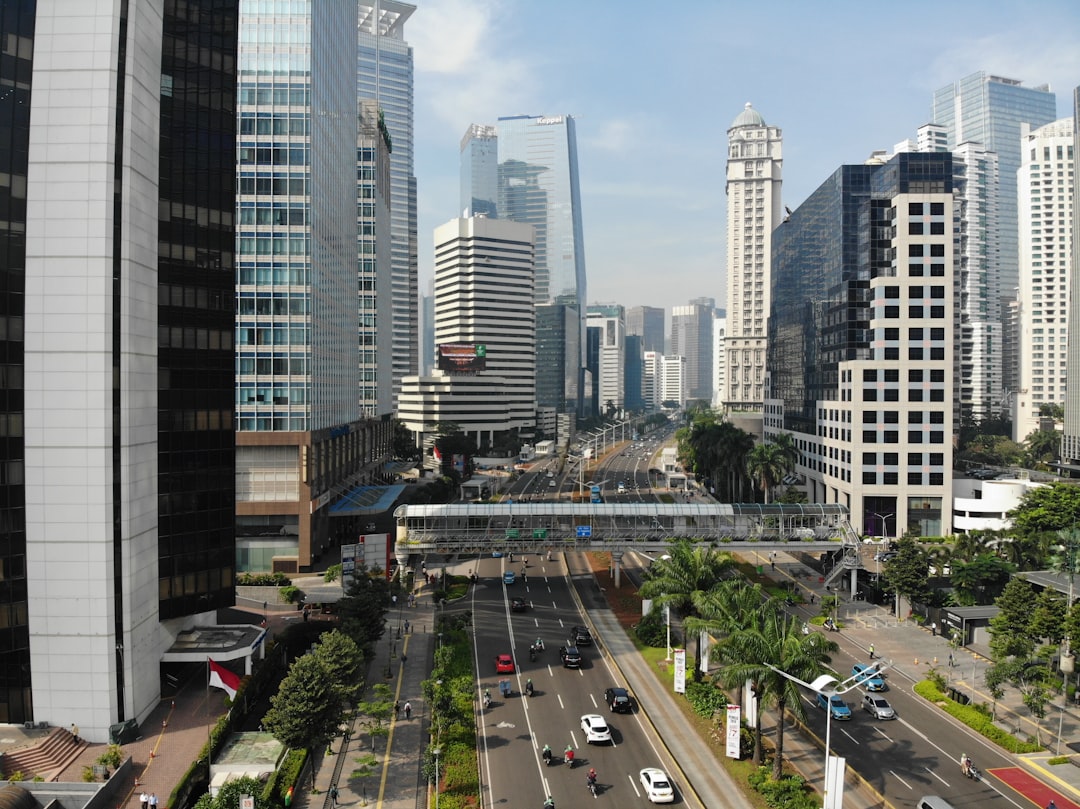 Endonezya ve Jakarta protesto haberleri için temsili kent ve trafik görseli — Fotoğraf: Afif Ramdhasuma / Unsplash