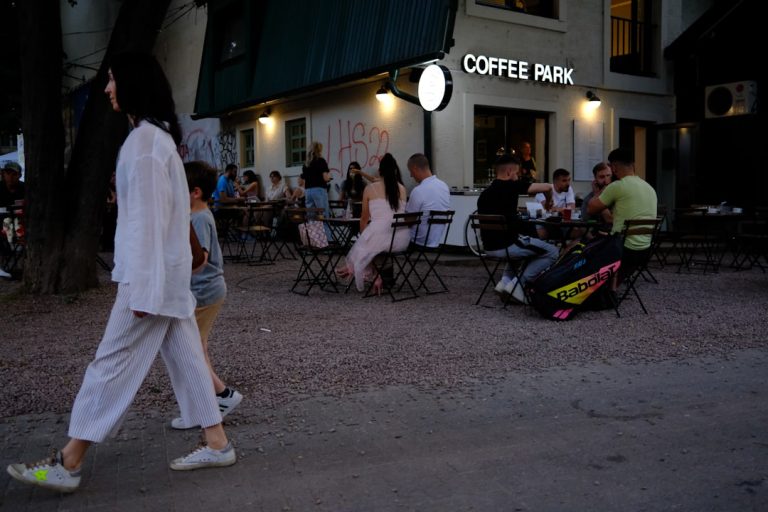 Kent yaşamı, yürüyüş ve kafe kültürü — Fotoğraf: Anton Borzenkov / Unsplash