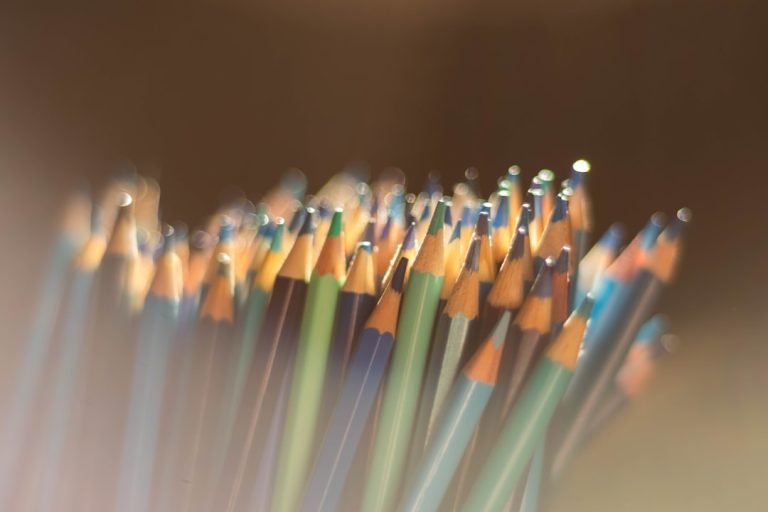 Yeni eğitim dönemi kırtasiye alışverişini temsil eden renkli kalemler — Fotoğraf: Lucas George Wendt / Unsplash