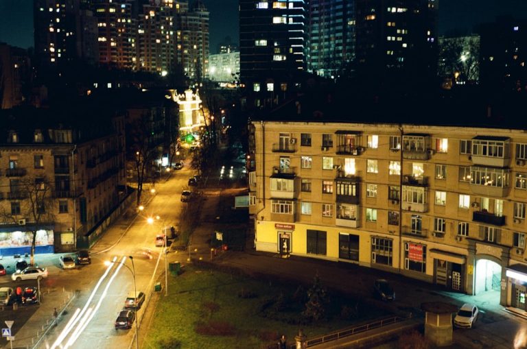 Kyiv gece şehir görünümü — Fotoğraf: Tanya Prodaan / Unsplash