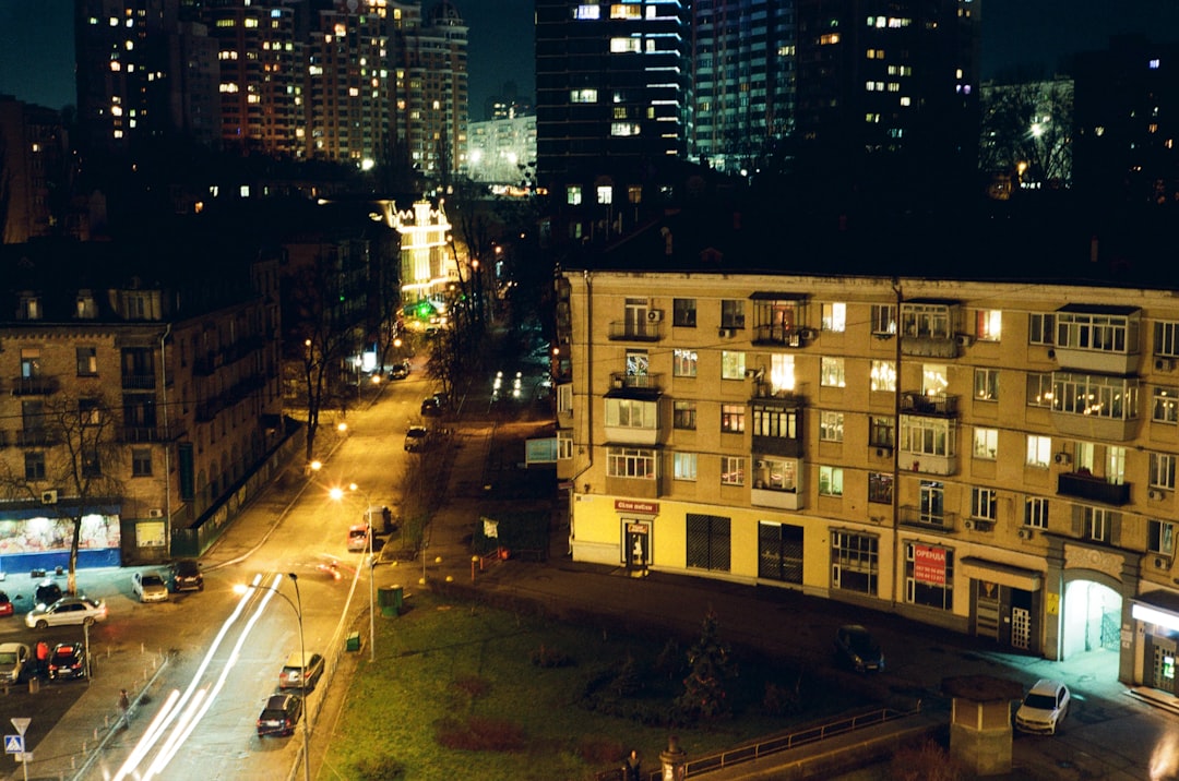 Kyiv gece şehir görünümü — Fotoğraf: Tanya Prodaan / Unsplash