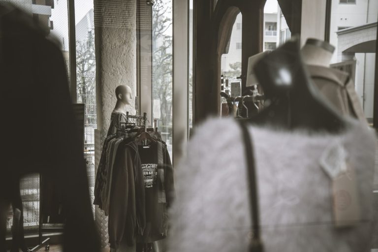 Moda perakendesi ve Shein halka arz haberi için temsili mağaza görseli — Fotoğraf: Alexandre Valdivia / Unsplash