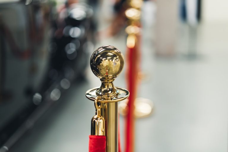 Müzik ödülleri etkinliğini temsil eden kırmızı halı ve VIP alanı — Fotoğraf: Jakub Żerdzicki / Unsplash