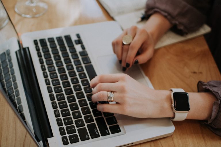 Online eğitim ve çalışma alanı — Fotoğraf: Christin Hume / Unsplash
