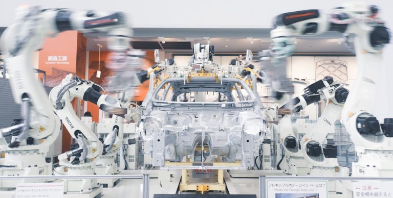 Otomotiv üretim hattında robotik kollar — Fotoğraf: Lilian Do Khac / Unsplash