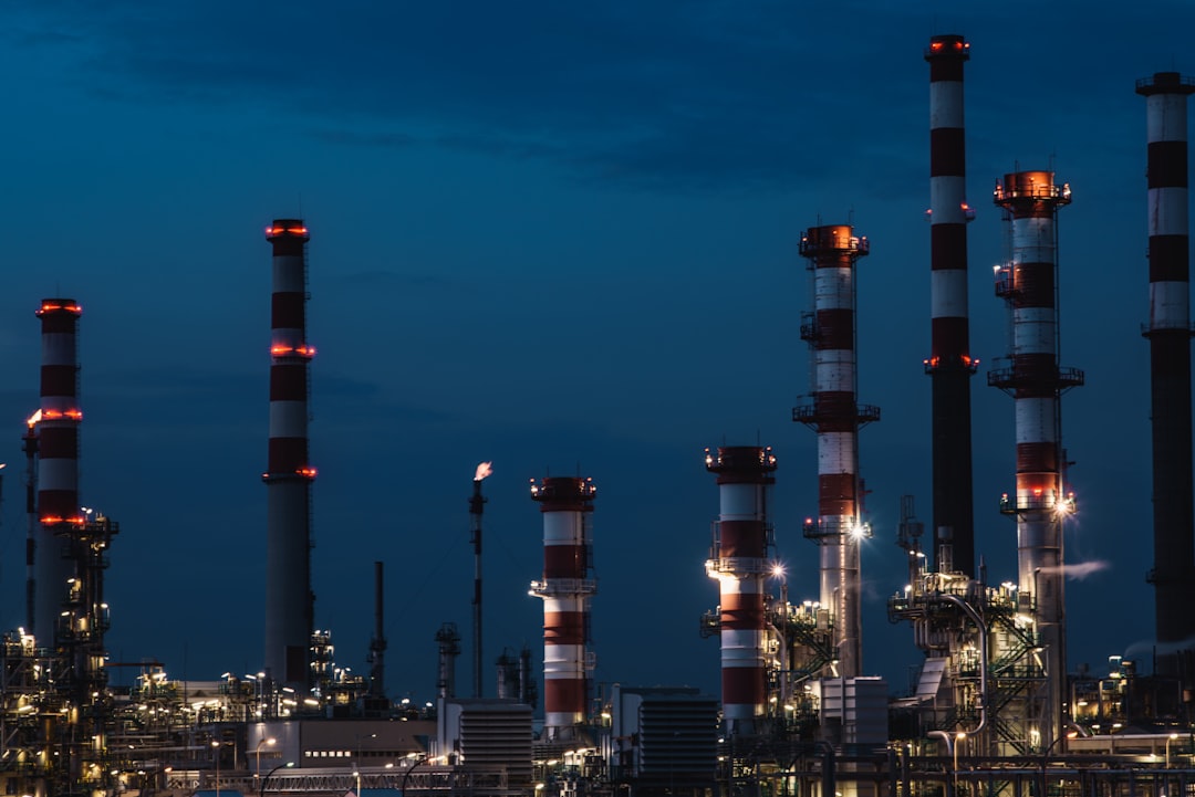 Petrol rafinerisi ve enerji piyasalarını temsil eden endüstriyel tesis — Fotoğraf: Maksym Kaharlytskyi / Unsplash