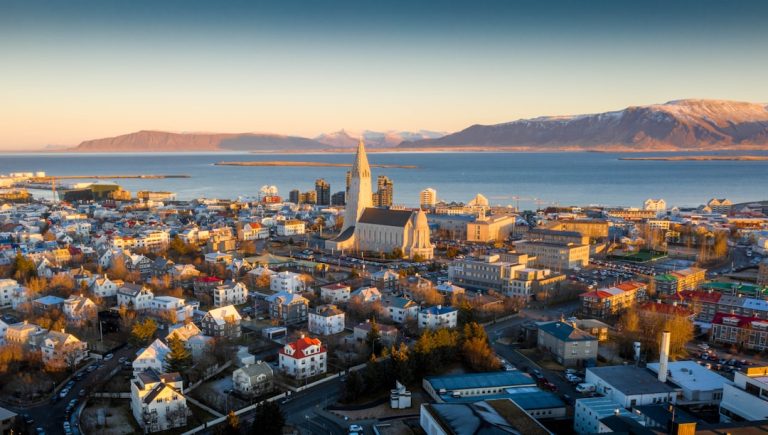 Reykjavik, İzlanda şehir görünümü — Fotoğraf: Einar H. Reynis / Unsplash