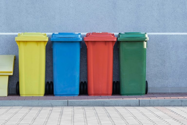 Sağlık kuruluşlarında atık yönetimini temsil eden geri dönüşüm kutuları — Fotoğraf: Pawel Czerwinski / Unsplash