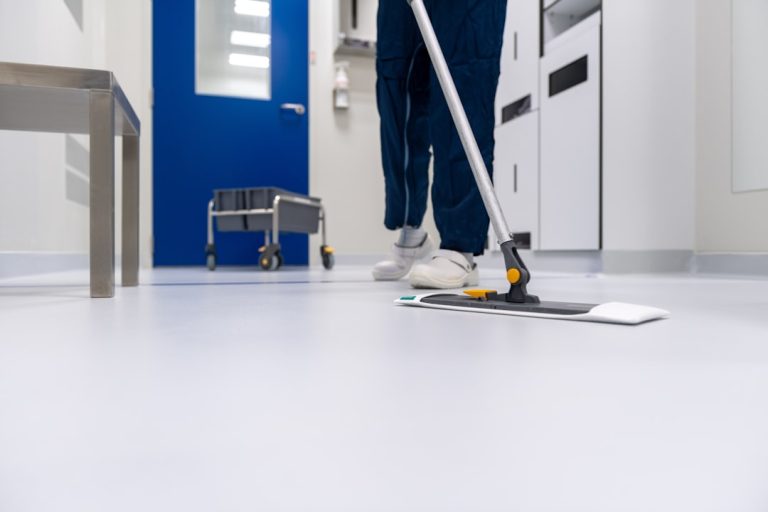 Sağlık tesislerinde temizlik ve sanitasyonu temsil eden laboratuvar temizliği — Fotoğraf: Toon Lambrechts / Unsplash