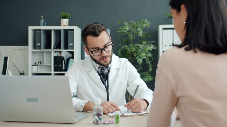 Astım ve klinik araştırma haberi için temsili doktor-hasta görüşmesi görseli — Fotoğraf: Vitaly Gariev / Unsplash