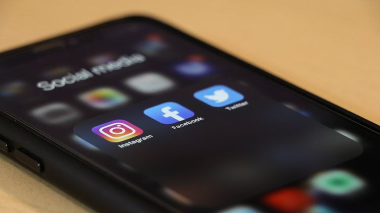 Sosyal medya ve çevrim içi ilan doğrulamasını temsil eden akıllı telefon görseli — Fotoğraf: dole777 / Unsplash