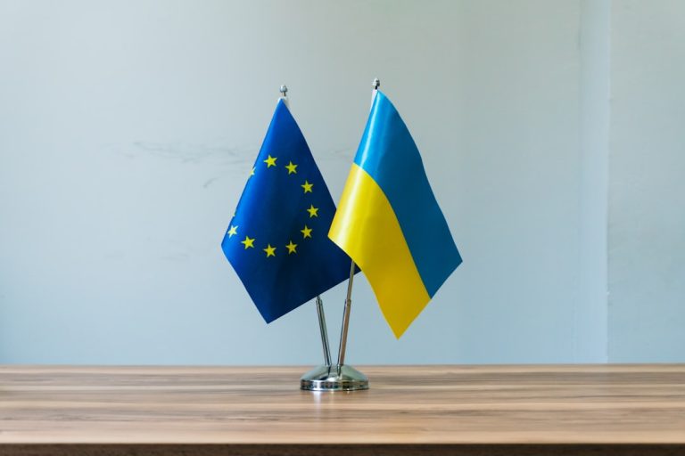 Ukrayna ve Avrupa diplomasisini temsil eden yan yana bayraklar — Fotoğraf: Zulfugar Karimov / Unsplash