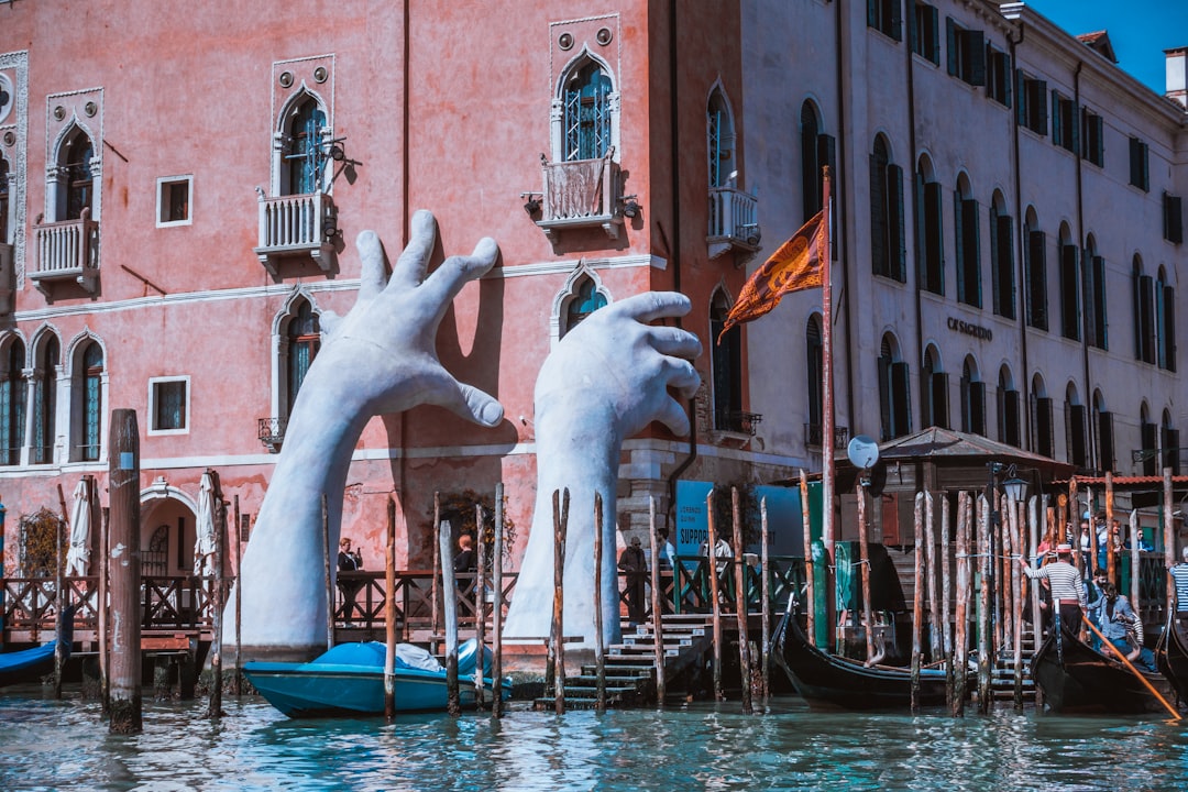Venedik Film Festivali ve kent atmosferini temsil eden Venedik görüntüsü — Fotoğraf: Hao Zhang / Unsplash