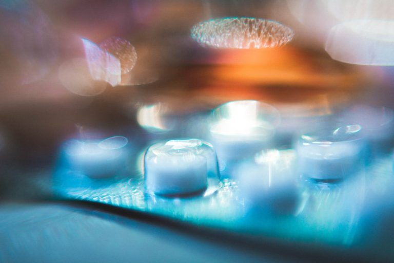 Huawei yapay zekâ ve ilaç araştırması haberi için temsili laboratuvar görseli — Fotoğraf: Nastya Dulhiier / Unsplash