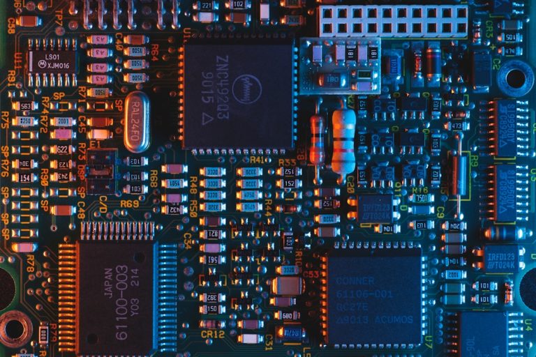 Yapay zekâ çipleri ve GPU pazarını temsil eden elektronik devre kartı — Fotoğraf: Umberto / Unsplash