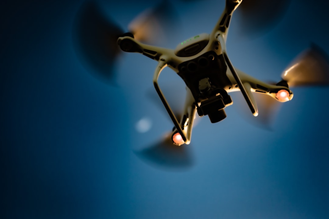 Yapay zekâ ve savunma teknolojilerini temsil eden drone — Fotoğraf: Michael Starkie / Unsplash
