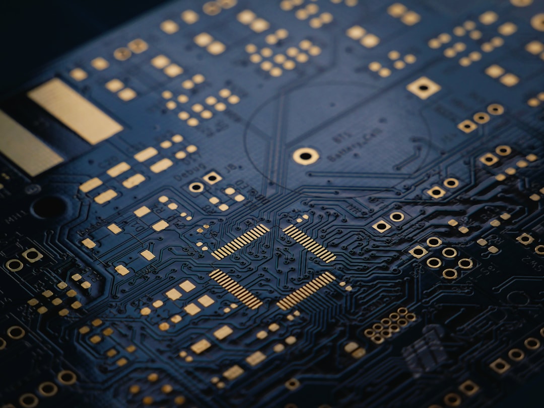 Yarı iletken ve çip teknolojisini temsil eden elektronik devre görseli