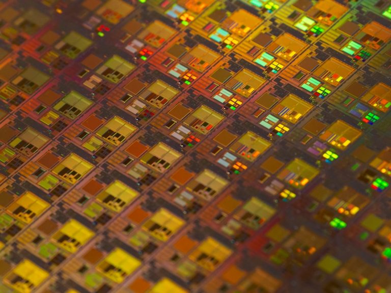 Yarı iletken ve çip üretimini temsil eden wafer yüzeyi — Fotoğraf: Maxence Pira / Unsplash