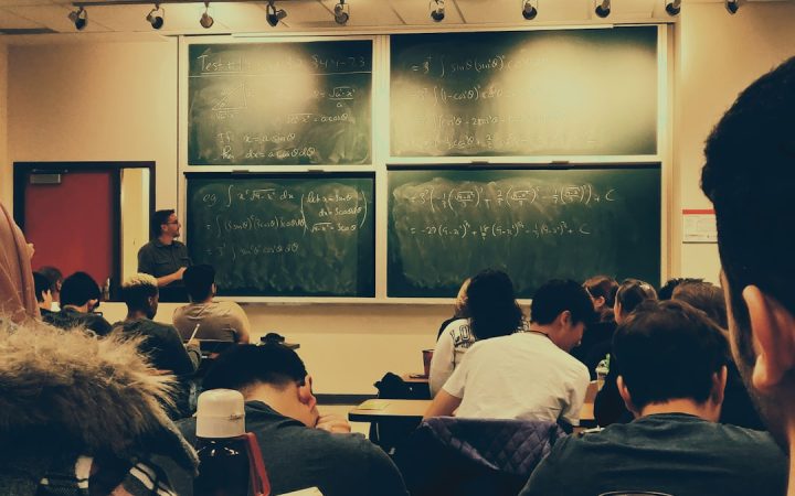 Üniversite ortamında akademik ve kurumsal karar sürecini temsil eden görünüm