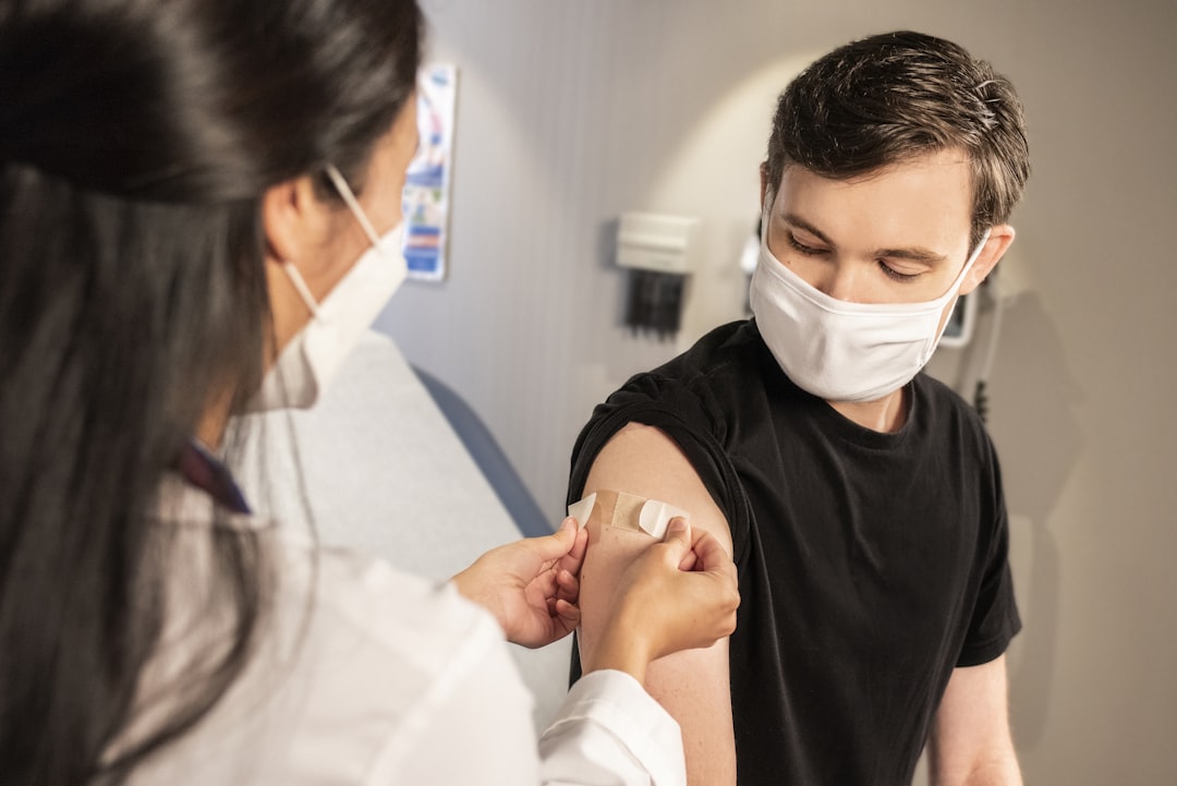 Sağlık kliniğinde aşılama uygulamasını gösteren temsili yatay görsel
