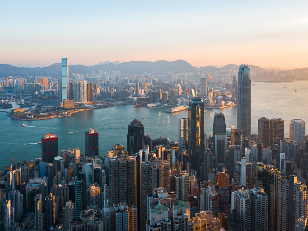 Hong Kong şehir silüeti ve Victoria Limanı