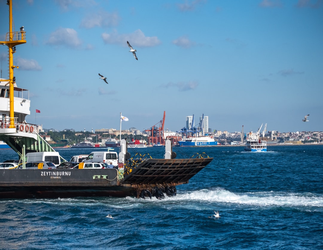 Marmara Denizi'nde kargo gemisi için temsili yatay görsel