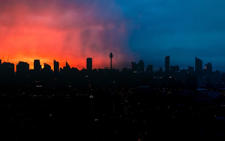 Sydney üzerinde sıcak hava koşullarını çağrıştıran gün doğumu manzarası