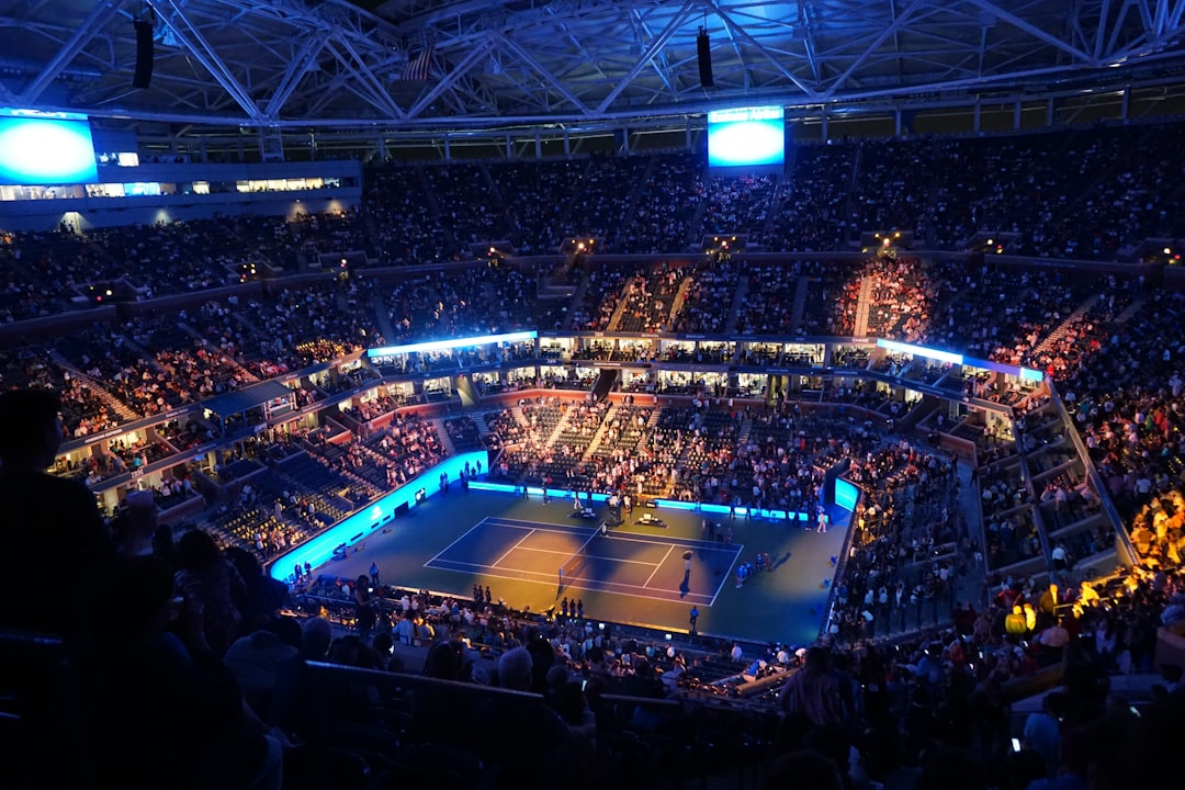 Arthur Ashe Stadyumu ve gece tenis kortu