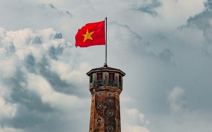 Vietnam bayrağının kamu binası üzerinde dalgalandığı görünüm