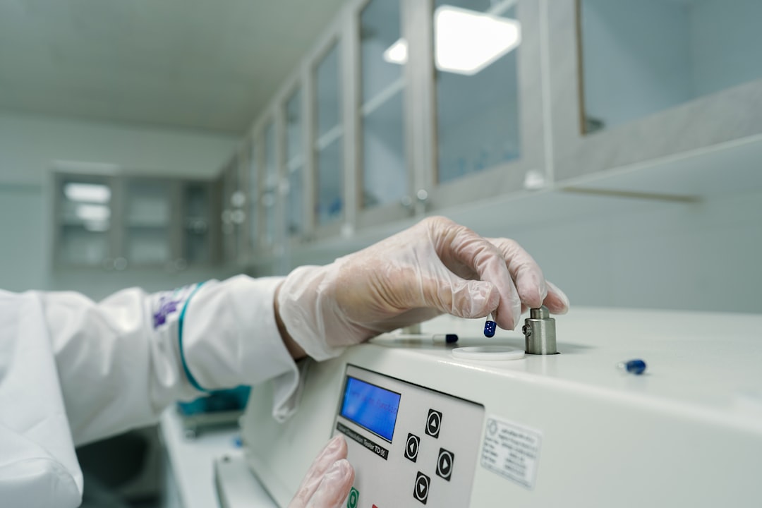 mRNA tabanlı grip aşısı araştırmalarını temsil eden laboratuvar bilim insanı görseli